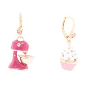 Betsey Johnson Mismatched Earrings Women OS Fuchsia Excellent Cupcake Mixer NWT
